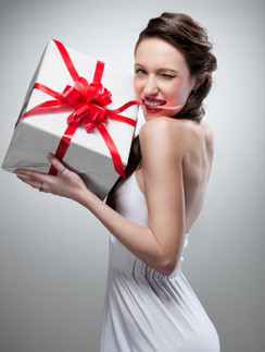 Новогодние подарки и скидки в салоне красоты APRIORI MAX! Успейте воспользоваться спецпредложением!