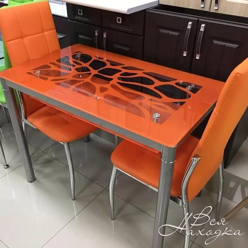 Стол кухонный набережные. Оранжевый стол для кухни. Стол оранжевый кухонный. Стол кухонный стеклянный оранжевый. Стол обеденный стеклянный оранжевый.