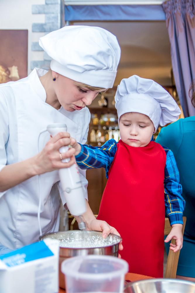 Повар высшего разряда. Повар кондитер. Шеф женщина. Профессия повар кондитер. Профессия повар кондитер.